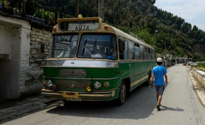 Nga autobusët tek kanabisi – “The Telegraph” prezanton 15 fakte për Shqipërinë