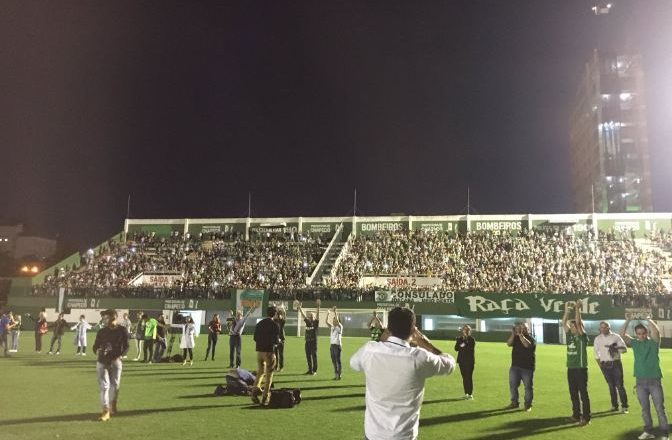 Tragjedia e Chapecoenses: Tifozë e familjarë kalojnë natën në stadium