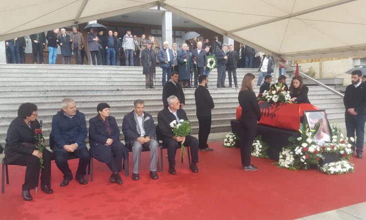 Homazhe pranë arkivolit të Astrit Deharit