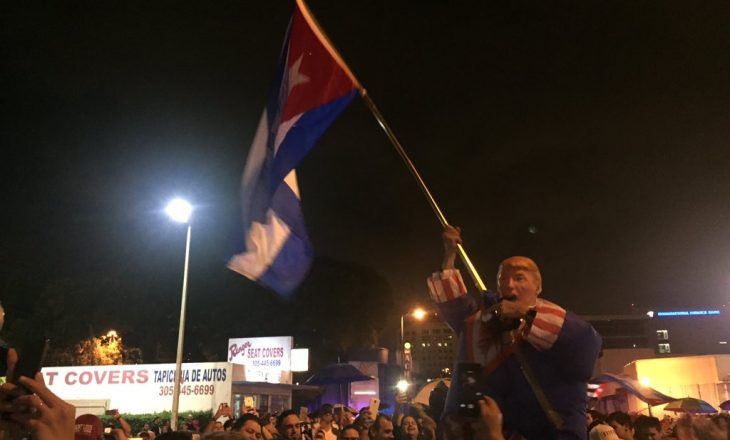 Kubanezët në Amerikë festojnë vdekjen e Fidel Castros