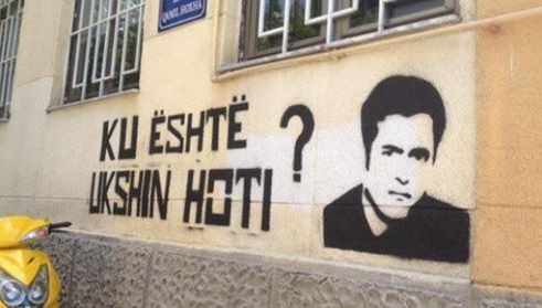 Fshirja misterioze e grafitit për Ukshin Hotin: VV-ja dhe MKRS-ja akuzojnë njëra-tjetrën