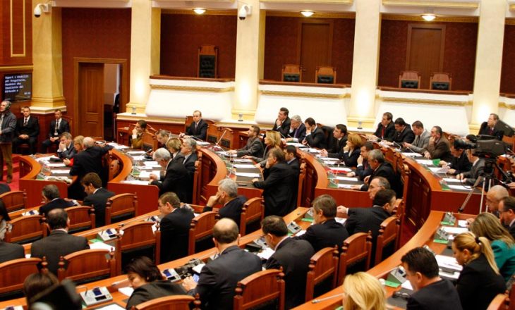 Shqipëri, debati i ashpër eskalon në përleshje mes deputetëve (Video)