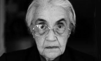 Dokumenti sekret: Nexhmije Hoxha vallëzonte me kokën e prerë të italianit