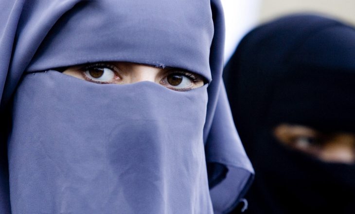 Holanda ndalon në parim veshjen e burkës dhe nikabit
