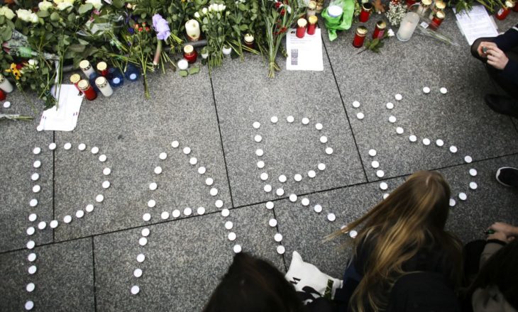 Përkujtohen viktimat e Parisit