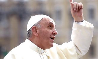 Papa nderon “martirët e komunizmit” në Shqipëri si “besnikë të Krishtit”