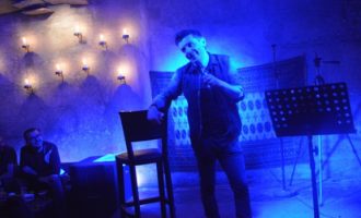“Stand up comedy” nuk është veç me qeshë