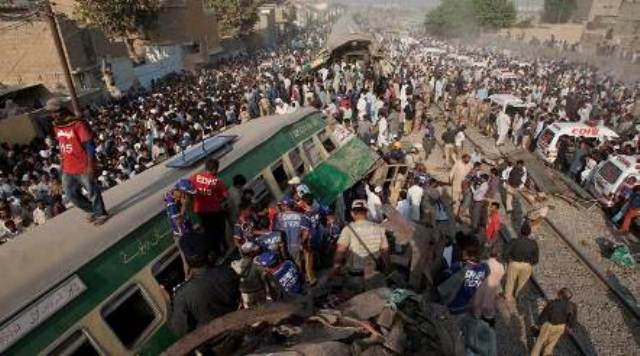 20 të vdekur nga përplasja e dy trenave në Pakistan