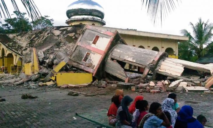 Vazhdojnë kërkimet për të mbijetuar nga tërmeti në Indonezi