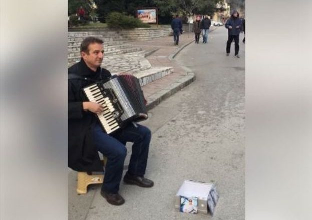 Deputeti Topalli i bie harmonikës për të “fituar” para pa korrupsion (Video)