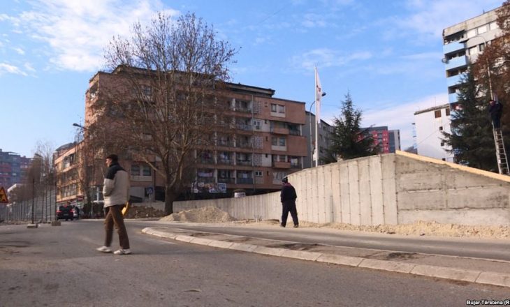 Mitrovica jugore i kërkon qeverisë të mos neglizhojë rrënimin e murit