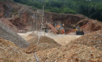 Një deputet dhe ministër i PDK-së akuzohen për biznes të jashtëligjshëm me gurthyes