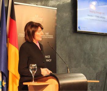 Duke i shëruar plagët përmes artit