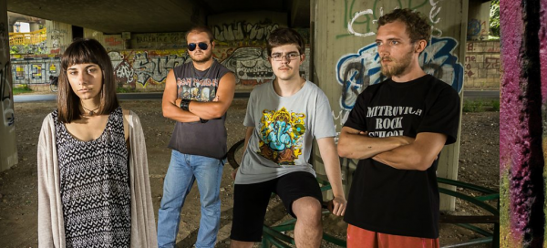 BBC: Muzika ‘rock’ bashkon serbët e shqiptarët në Mitrovicë