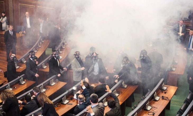 Kryeministri përgëzon autorin për suksesin e fotografisë me gaz lotsjellës në Kuvend