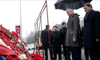 Thaçi viziton “Kodrën e Dëshmorëve” në Stamboll