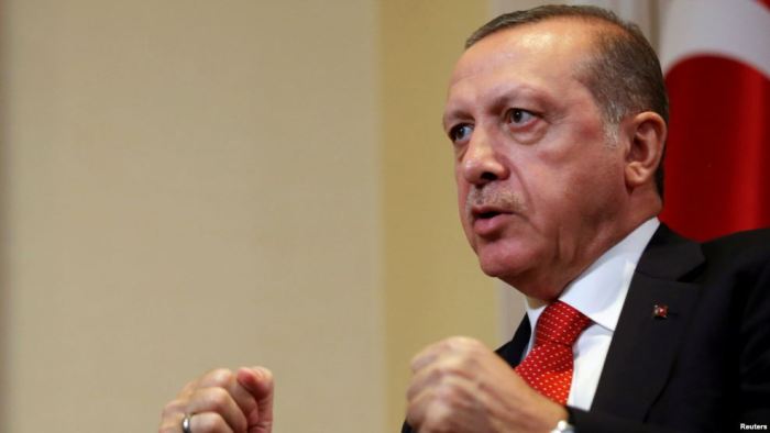Ligjvënësit turq mbështesin kushtetutën e re që e fuqizon Erdoganin