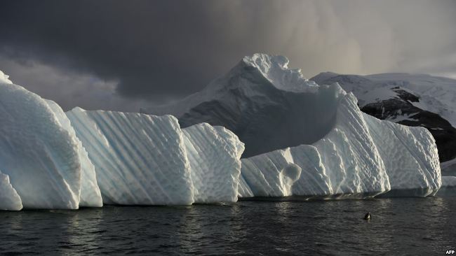 Shkencëtarët thonë se një pjesë e akullit në Antarktik po shkëputet