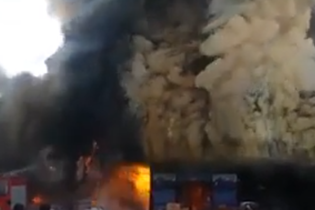 Lokalizohet zjarri në qendrën tregtare, lëndohet një zjarrfikës