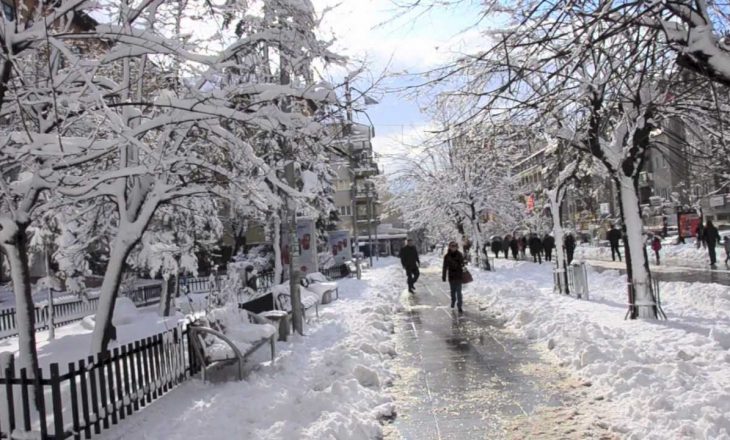 Komuna e Prishtinës kërkon nga qytetarët ta largojnë vetë borën para objekteve të tyre