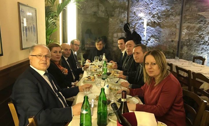 Ipeshkvia e Kosovës qerasë me një darkë Qeverinë në Romë