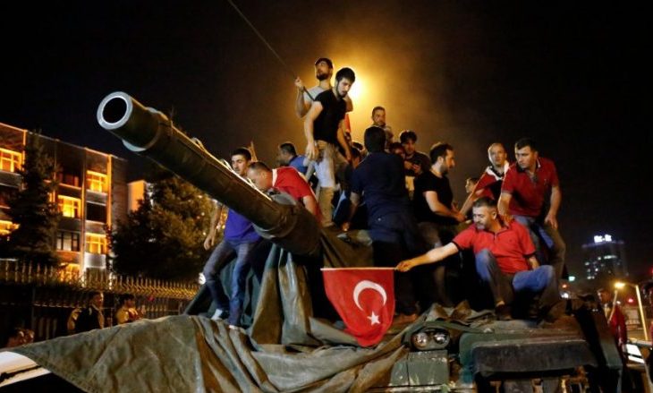 Burgim të përjetshëm për dy komandantë turq për përfshirje në grusht-shtet