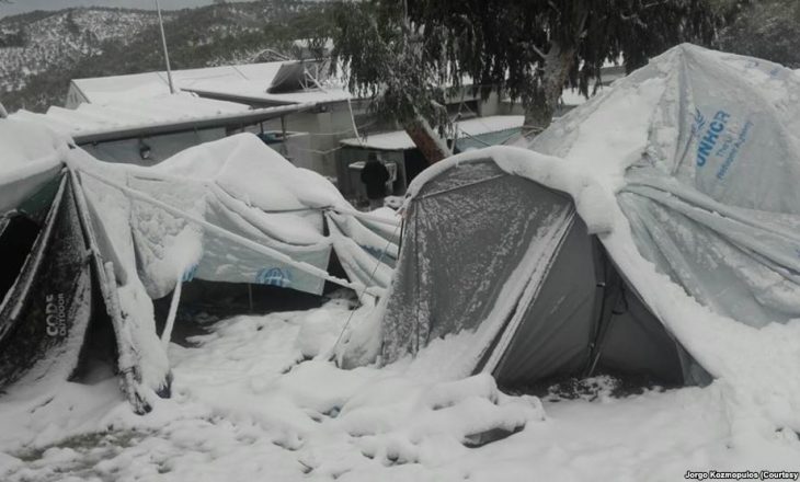 “Ngrihen” kampet në Greqi, refugjatët nisen drejt Shqipërisë