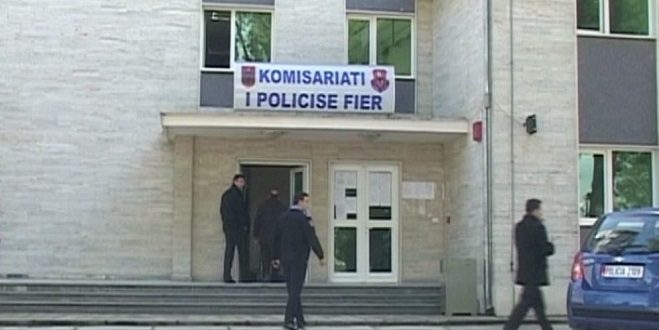 Shqipëri, një person i vë flakën vetes në stacion të policisë
