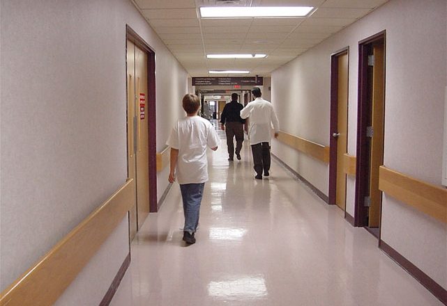 Mjekët kërcënojnë me grevë nëse nuk ka rritje të pagave