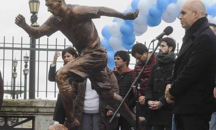 Gjymtohet statuja e Messi-t në Buenos Aires
