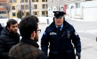 Ndërpritet aksioni për ushqimin e qenve endacak – polici ndihet i fyer dhe u njëllos busti i Skënderbeut