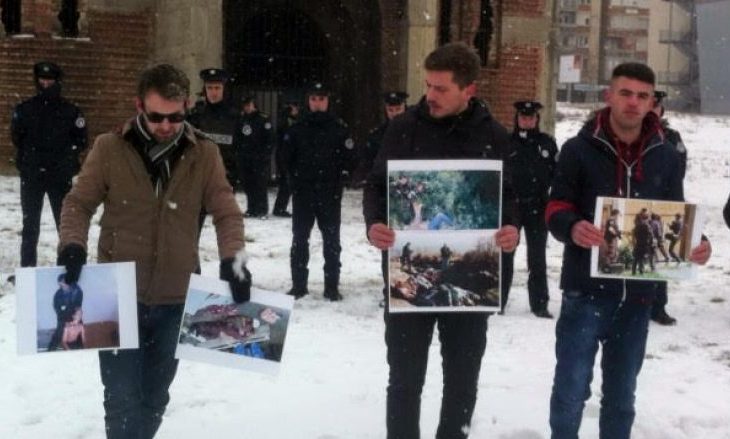 Policia nuk i lejon studentët të vendosin fotografi të masakrave në Kishën te UP-ja