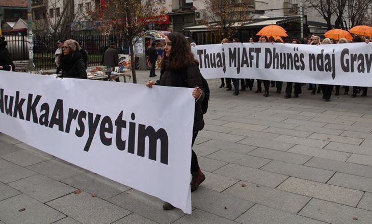 Në Prishtinë u marshua kundër gjuhës fyese të politikanëve ndaj grave