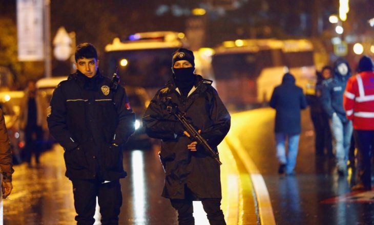 Vazhdojnë kërkimet për sulmuesin në klubin e natës në Stamboll