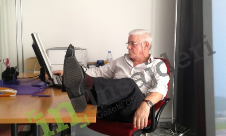 Zyrtari i Konsullatës së Kosovës në Cyrih, pret kosovarët me këmbë mbi tavolinë