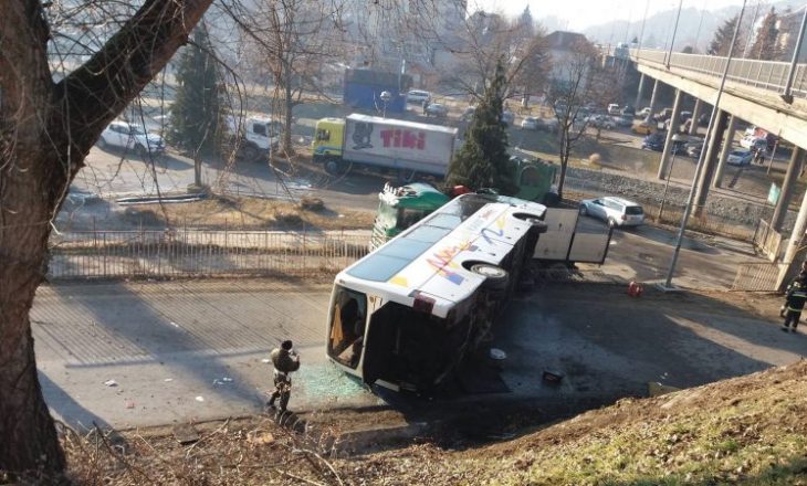 Rrokulliset autobusi që transportonte ushtarë serbë