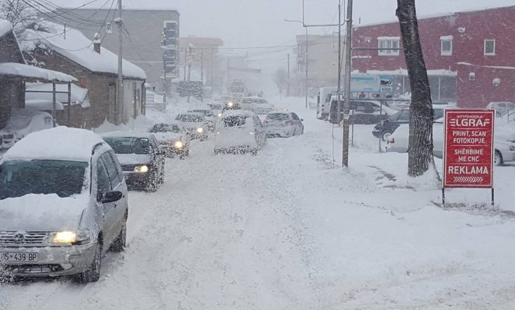 Një muaj pas rënies së borës, komuna e Ferizajt blen rërë dhe kripë
