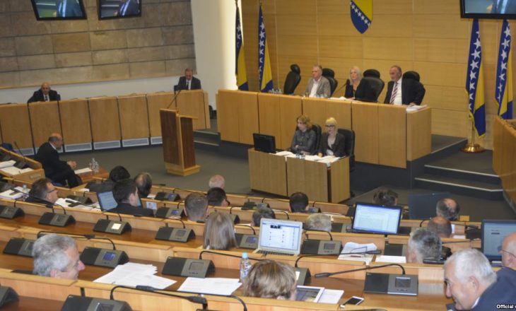 Serbët e Bosnjës paralajmërojnë bllokimin e parlamentit shtetëror