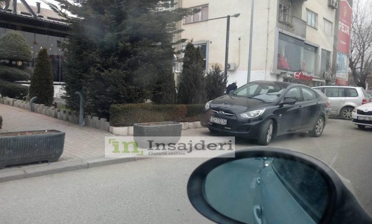 Zv/ministri Dedaj parkon veturën zyrtare në trotuar