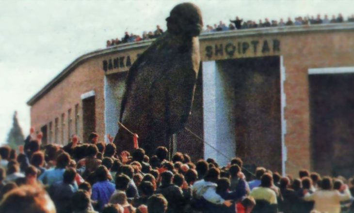  26 vjet nga rrëzimi i bustit të Enver Hoxhës