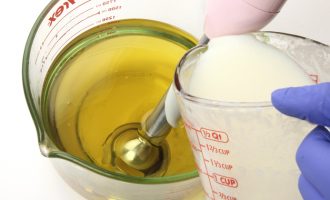 Misteri i vajit të palmës që po vë në pikëpyetje cilësinë e qumështit