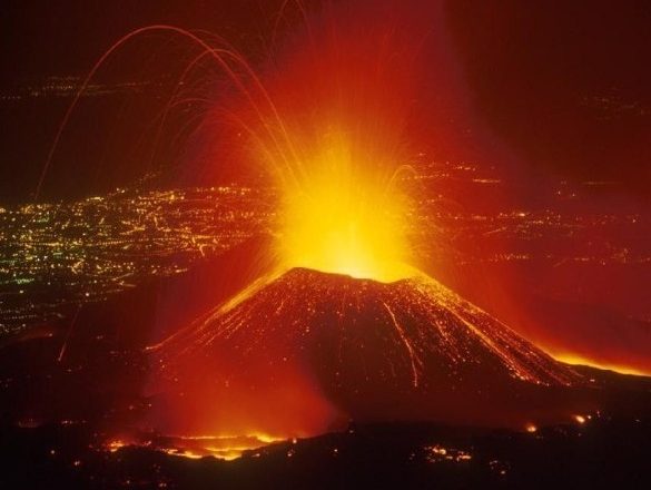 Fotografi mbresëlënëse të një prej vullkaneve më aktiv në botë
