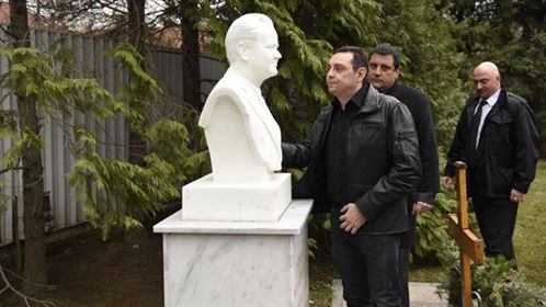 Vuçiq në Berlin për Serbinë evropiane, ministri i tij bënë homazhe Millosheviqit
