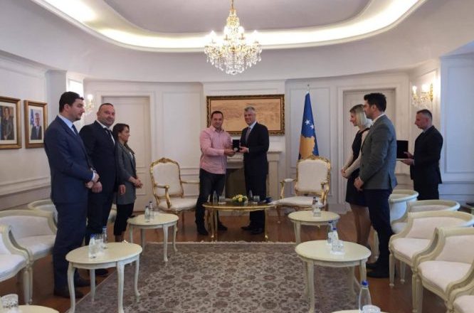 Thaçi dekoron Driton Kukën me medalje për “Merita të Veçanta”
