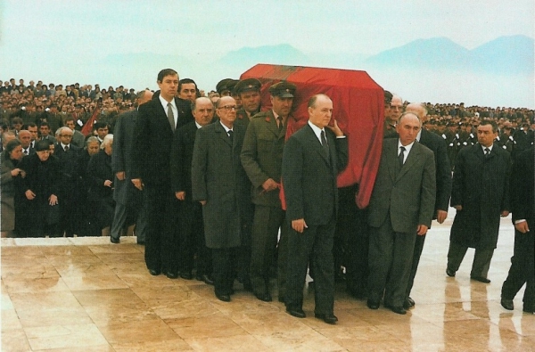 Varrimi i Enver Hoxhës, përmes artistit shqiptar shfaqet në Itali