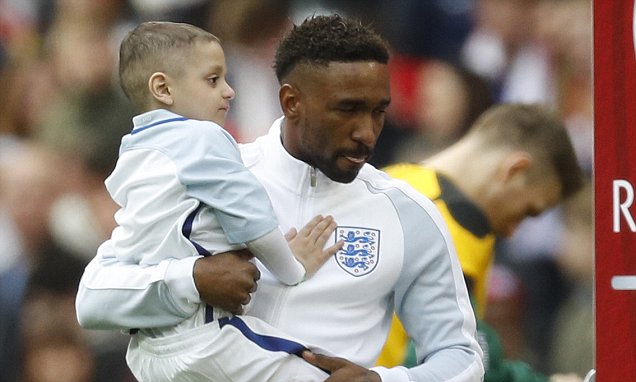 5-vjeçari me kancer fiton zemrat e tifozëve në Wembley