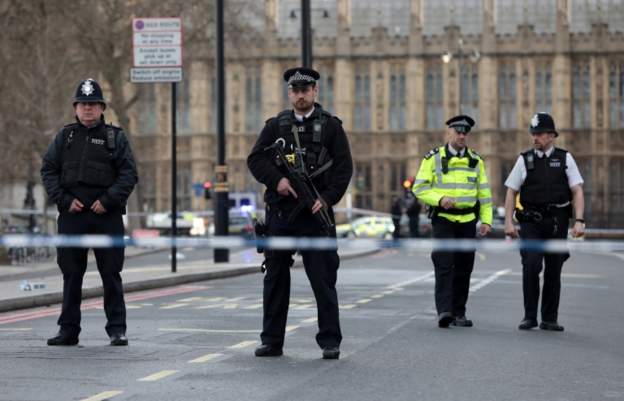 Dëshmitarët identifikojnë dy sulmues në incidentin afër parlamentit britanik