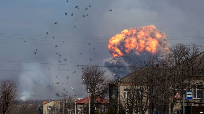 Evakuim masiv pas zjarrit në një depo municioni në Ukrainë