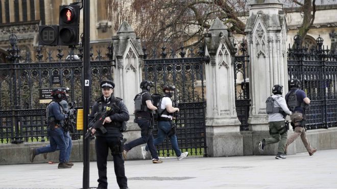 Vritet një grua në incidentin terrorist afër parlamentit britanik