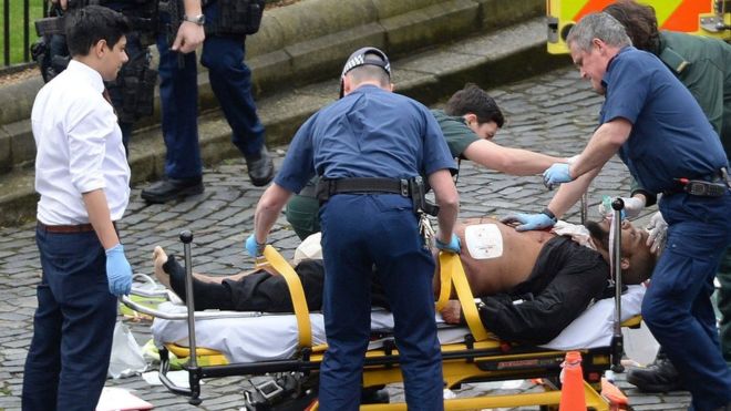 Policia identifikon sulmuesin afër parlamentit britanik